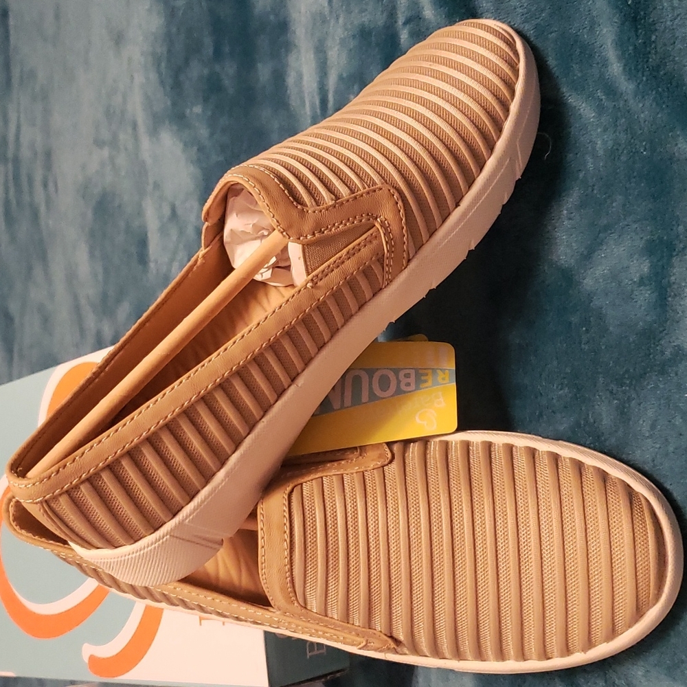 New in box Baretraps Bonaire2 shoe 8.5 medium color tan